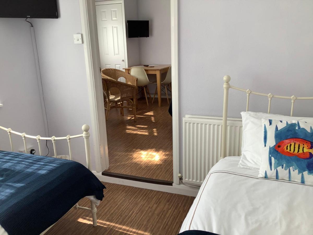 The Coast Yard B & B Chalet Hotel Селси Екстериор снимка